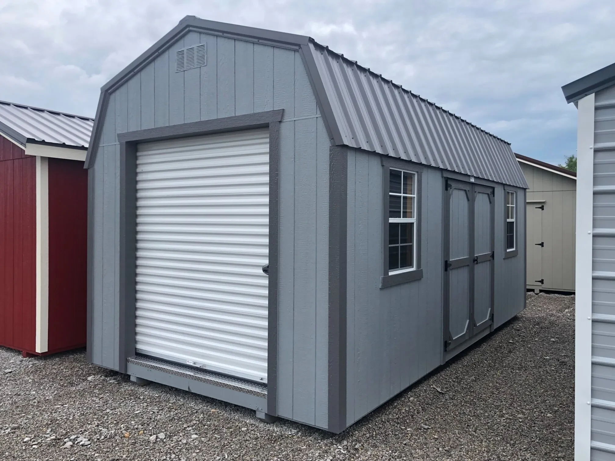 Ta lofted garage showing a garage door and windows