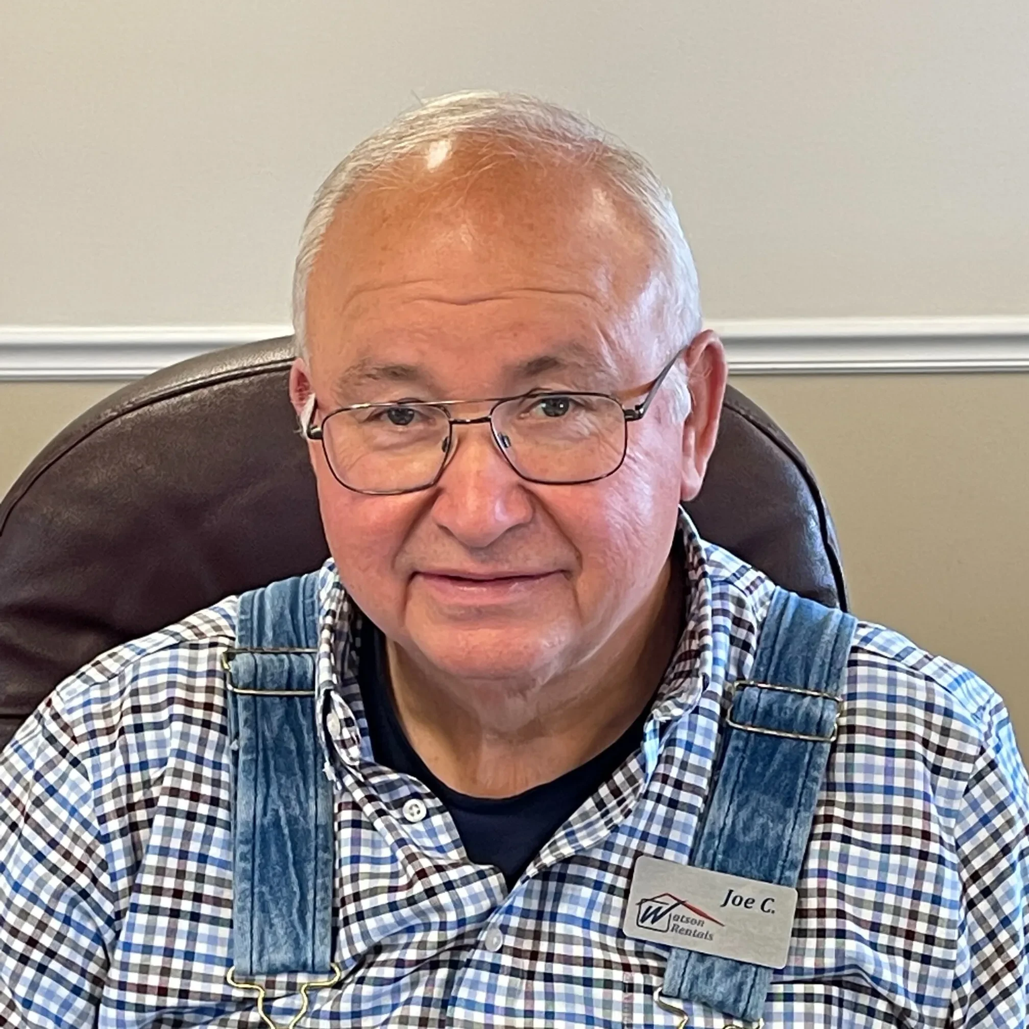 picture of sales rep at tullahoma sales lot